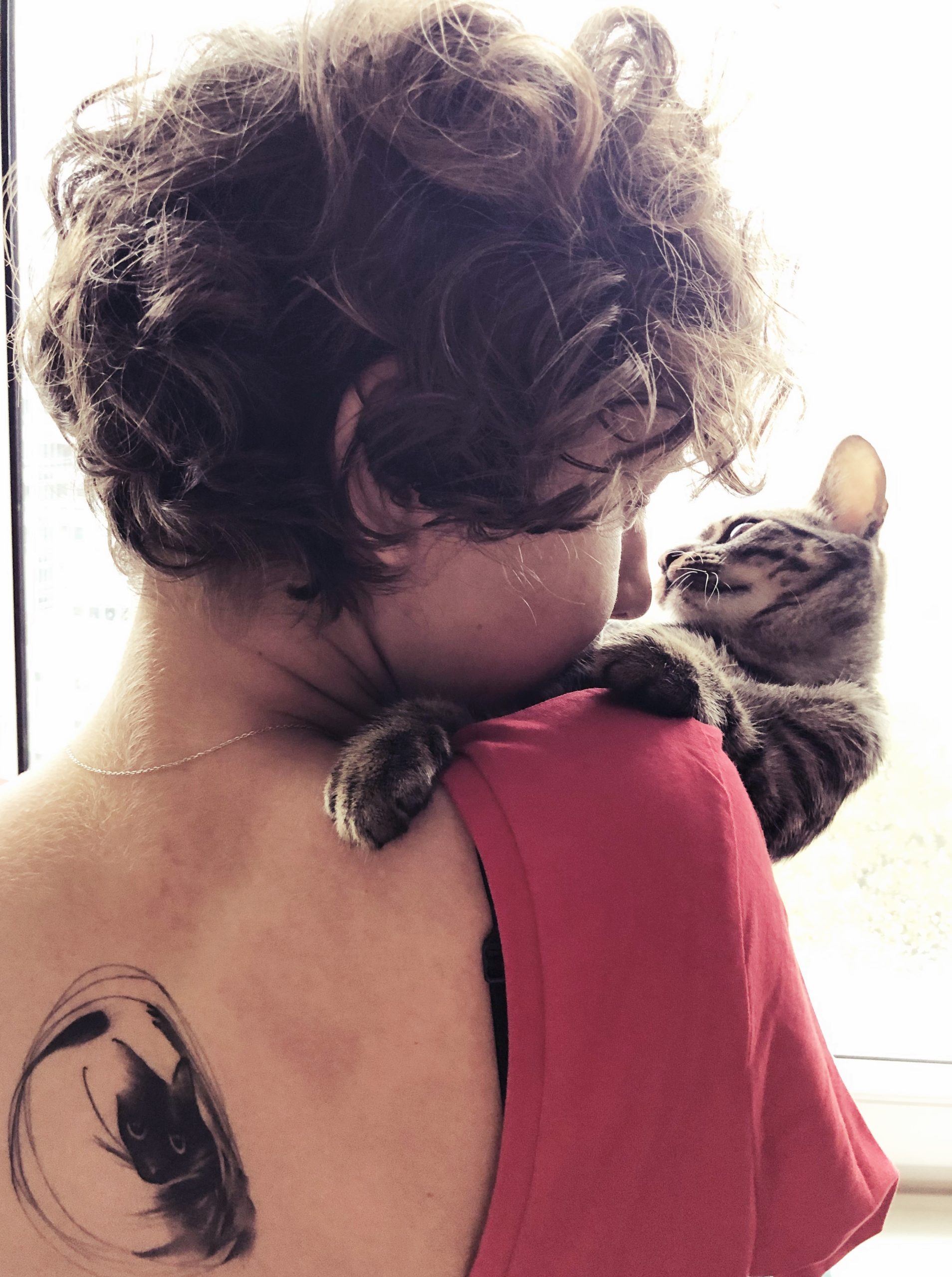 kobieta z kotem na ramieniu